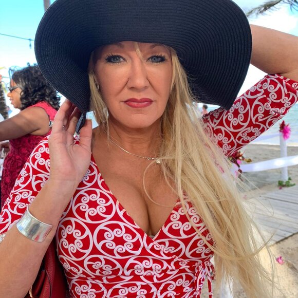 Meet your Posher, Julia - Picture 2 of 2